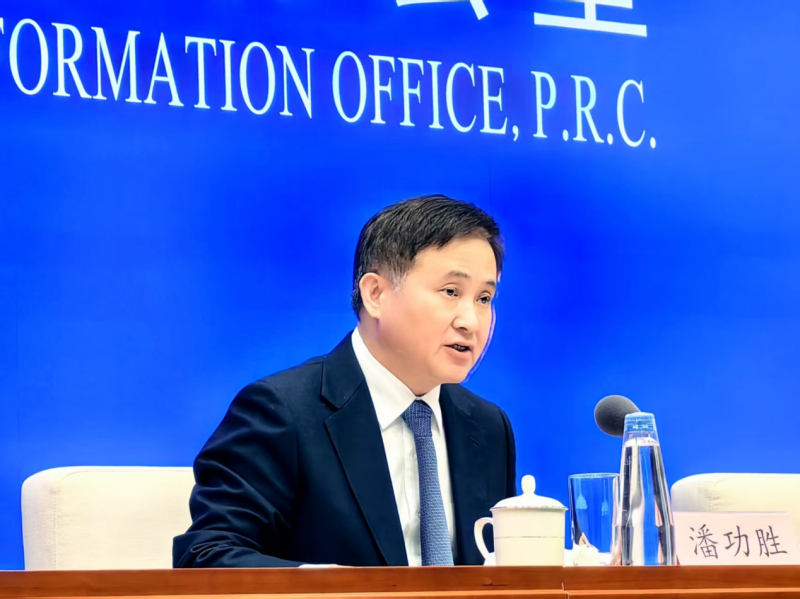 央行行长潘功胜：降准0.5个百分点，下调政策利率0.1个百分点｜快讯