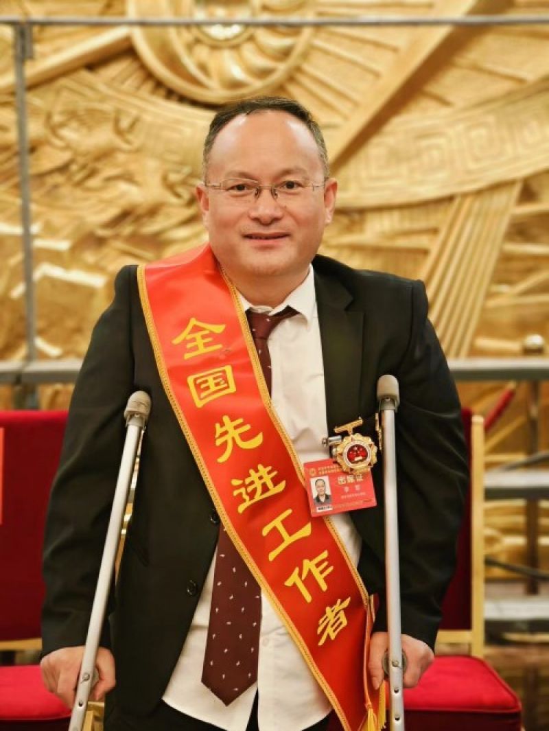 他将拐杖扎进泥土，让知识在石头缝里开出花