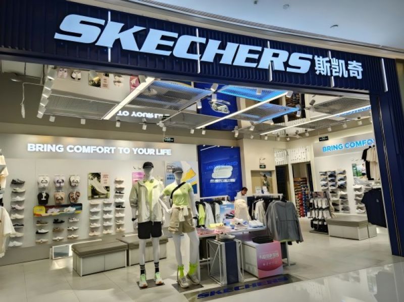 困于关税风暴及业绩增长瓶颈：全球第三大运动品牌斯凯奇宣布“卖身”退市