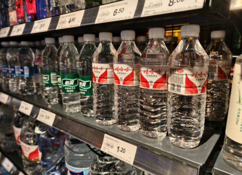 瓶装水价格战已开打！娃哈哈却陷工厂停工及代工风波：旺季终端销售添堵
