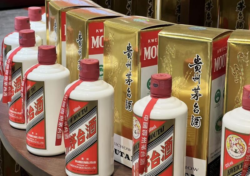“晚宴从简没茅台”！股东大会释放新信号，张德芹如何稳市场预期？