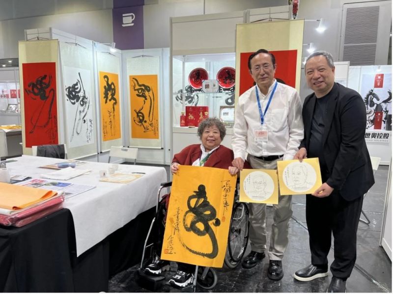 坐行天地间，笔绘万邦情！轮椅画家秦百兰现身香港文博会，续写艺术与文明的对话