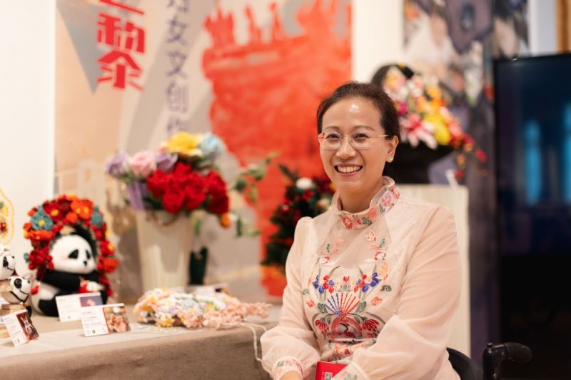 她用20年把人生的裂痕焊成火炬，让千万人相信“缺陷”的生命亦有重量