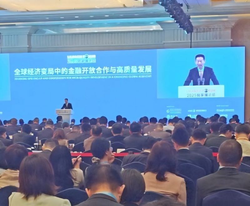 证监会主席“发令枪”响！公募巨头抢报首批科创债ETF，1.3万亿元市场迎“破局者”｜聚焦2025陆家嘴论坛