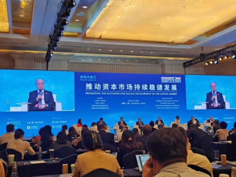 沪港共振！两大国际金融中心协同发展迈向深水区，支持内地企业“走出去”｜聚焦2025陆家嘴论坛