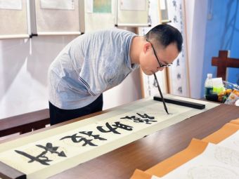 他失去了双臂，却在深圳搭建一套可复制的助残商业模式｜聚焦全国助残日