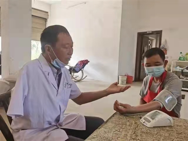 正在村卫生室坐诊的王文艮2.jpg