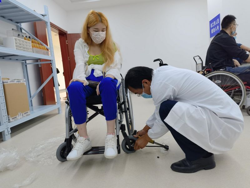 湖北省残疾人辅助器具资源中心工作人员为残疾人调试轮椅。.jpg