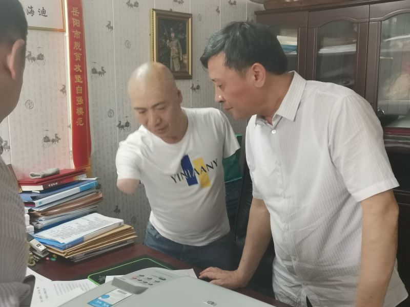 曲燕辉向原岳阳市残联党组书记理事长介绍艺术团的情况.jpg