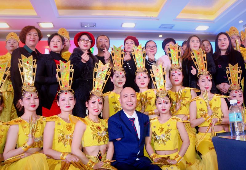 曲燕辉与艺术团演员一起在深圳体育馆参加演出.jpg