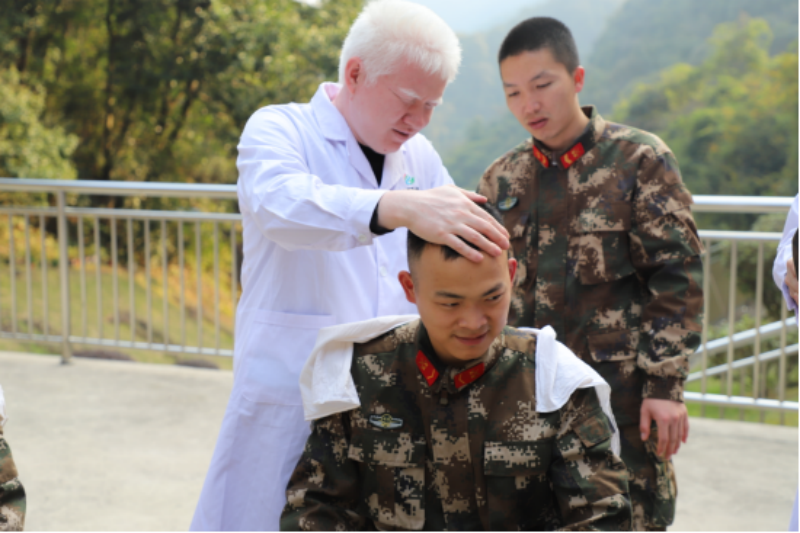 连茂炘（左一）到三明武警某部开展盲人公益按摩志愿服务活动。.png