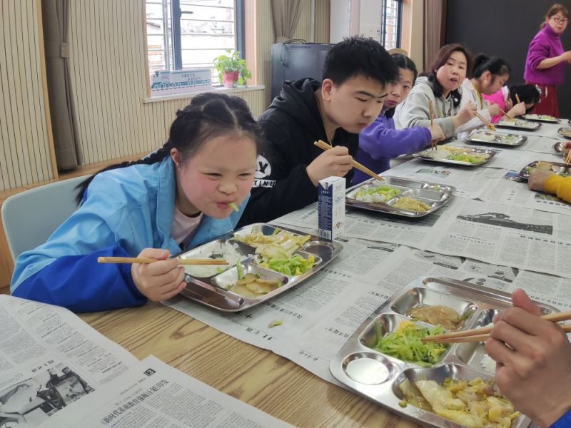 孩子们在爱心厨房开心地吃饭.jpg