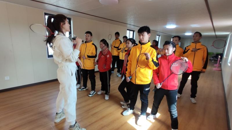 阳光家园组织的模特队.jpg