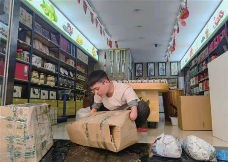 残疾人创业者彭军正在打包货物.jpg