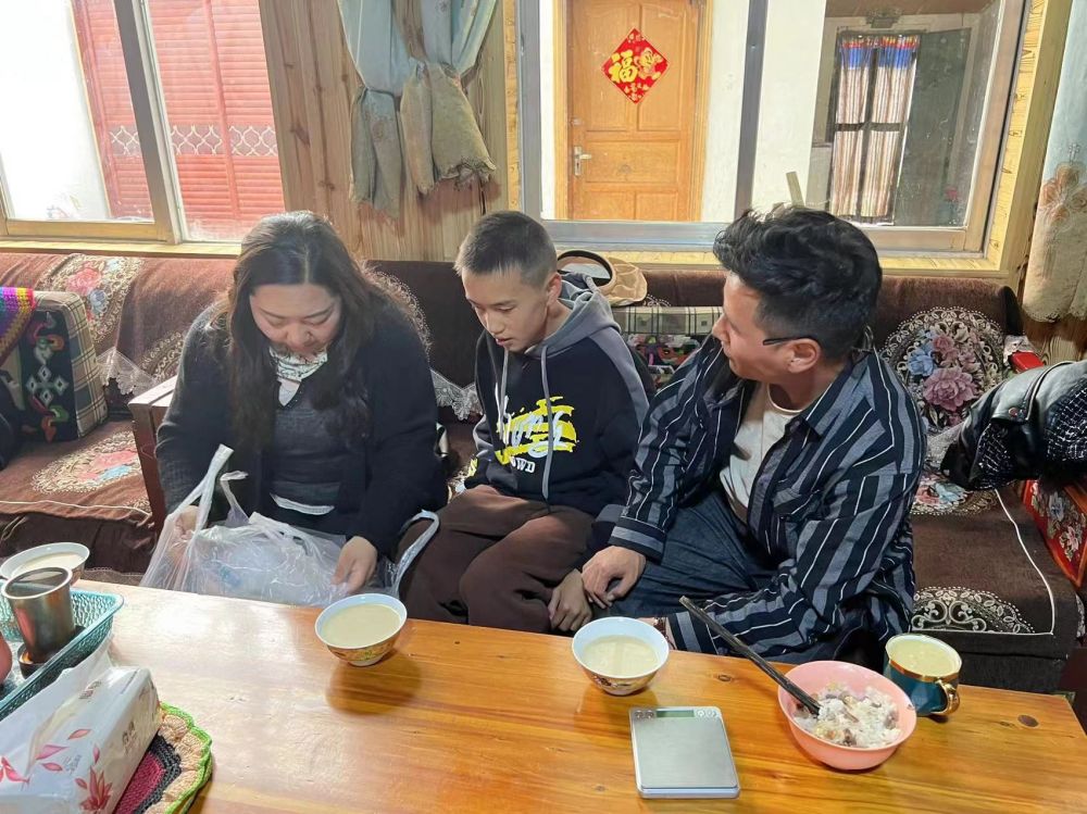 索朗秋吉（左一）送教上门.jpg