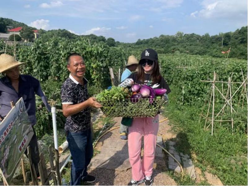 谢向前（左二）和前来采摘的爱心人士 (1).jpg