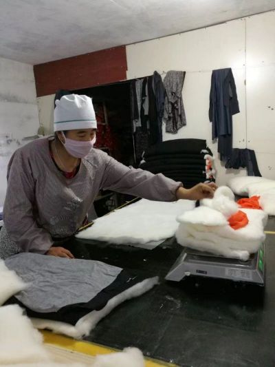 姚红霞在小作坊里工作.jpg