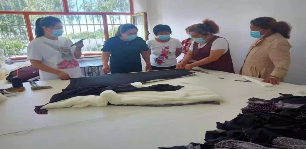 大家一起进行手工绗制.jpg