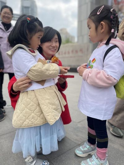 孩子们在互换礼物.jpg