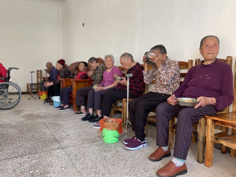 托养中心正在吃晚饭的老人们.jpg