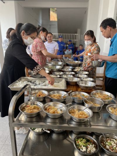 托养中心开饭了.jpg