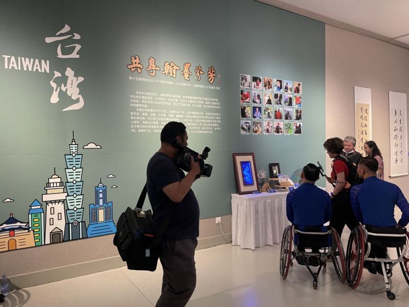 几个残障人士在台湾篇展区观展。.jpg