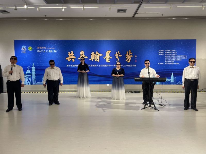 书画艺术展上的演出。.jpg