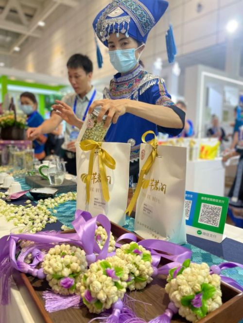 展能节共设47个展示展销区，广西展区的姑娘们正在展示茉莉花茶。.jpg