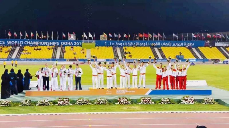 世锦赛时，王玉芹与同伴们站在领奖台上。.jpg