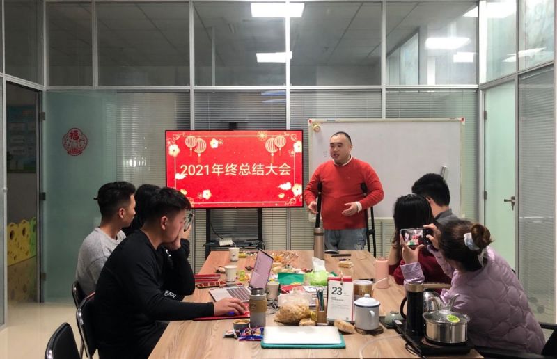 龚钰犇与团队的伙伴们开会.jpg