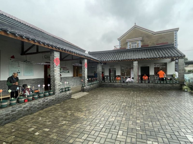 “三陇残疾人之家”里，残疾人们各自忙碌着。.jpg