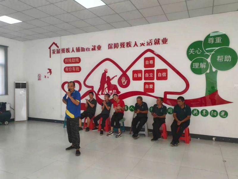 残疾人朋友在“如康家园”娱乐。.jpg