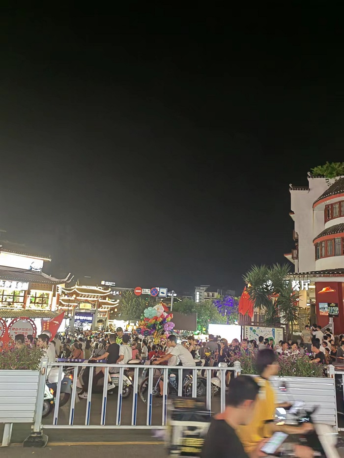9月30日傍晚，阳朔西街入口，于丽丽摄.jpg