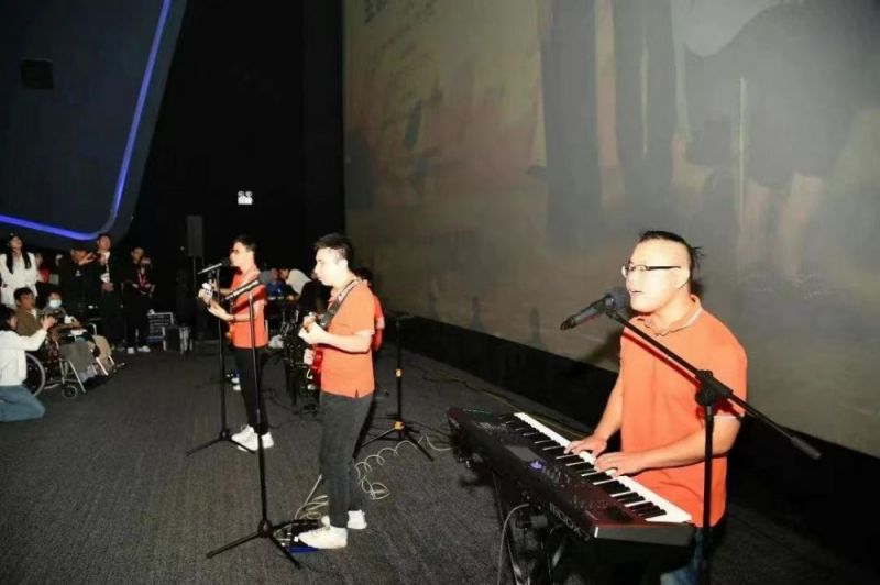 “不靠谱乐队”演唱影片主题曲.jpg