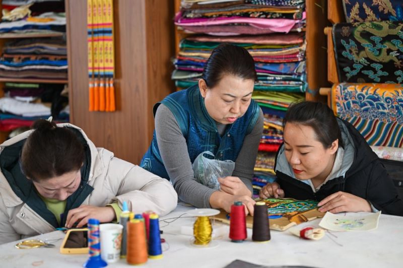 培训老师与学员们在一起研究手法.jpg