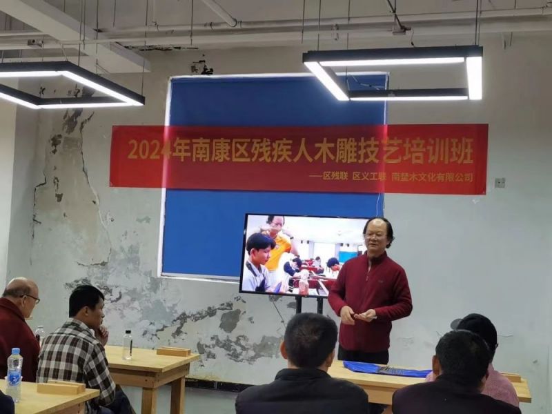 王国华在为残疾人进行培训。.jpg