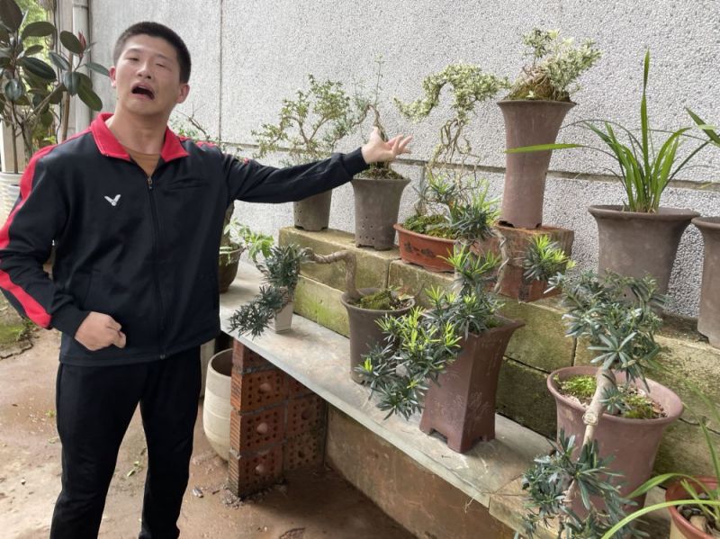 刘阳鑫指着他修剪的得意之作.jpg