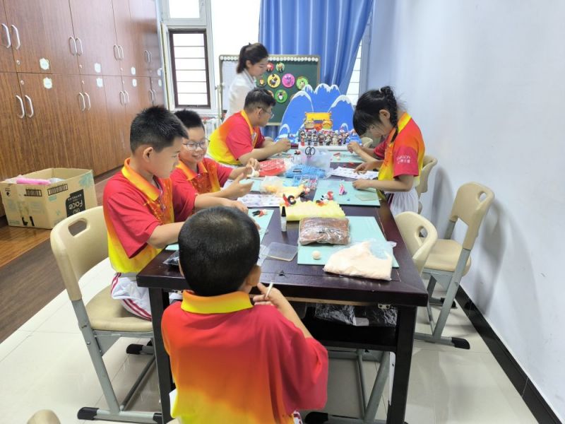 2024年7月5日，哈尔滨市特殊教育学校学生在上泥塑课。.jpg