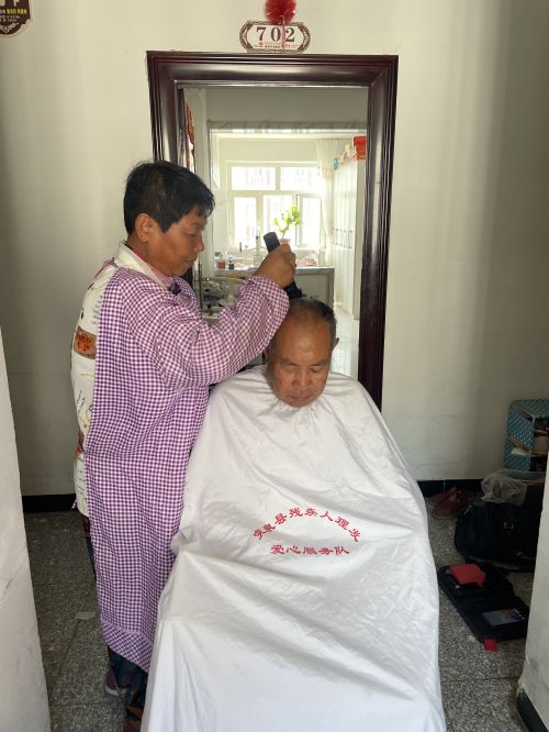 重度残疾人在家就可享受免费理发。.jpg