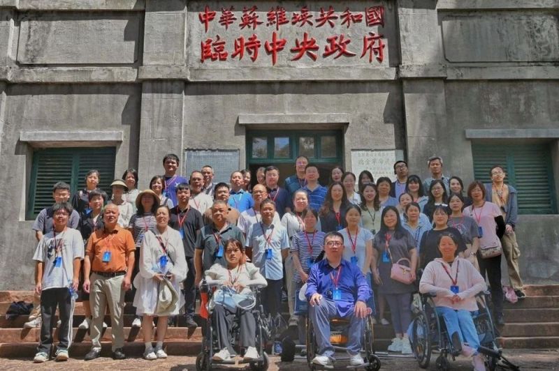 学员们在红井革命旧址群。.jpg