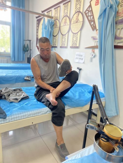 经过一段时间的康复，高宏德已经可以自己穿鞋了。.jpg