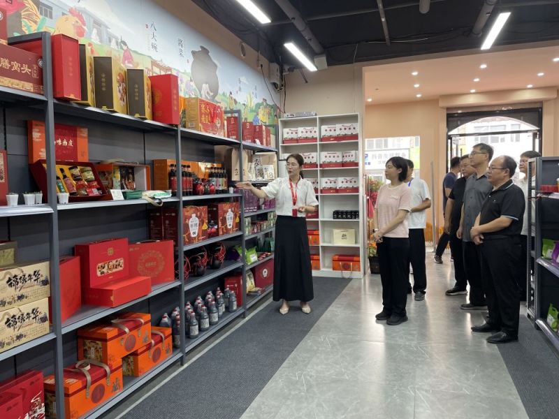 工作人员向南皮县委常委、副县长温纯玉（左二）及相关单位负责人介绍产品。.jpg