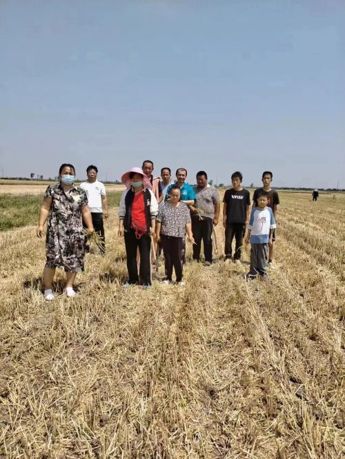 2023年，李贵清（左一）成立了“千亩良田”农机服务合作社，为十余位残疾人提供就业岗位。.jpg