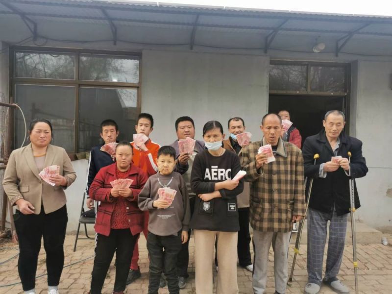 残疾人从合作社领到300元的工资。.jpg