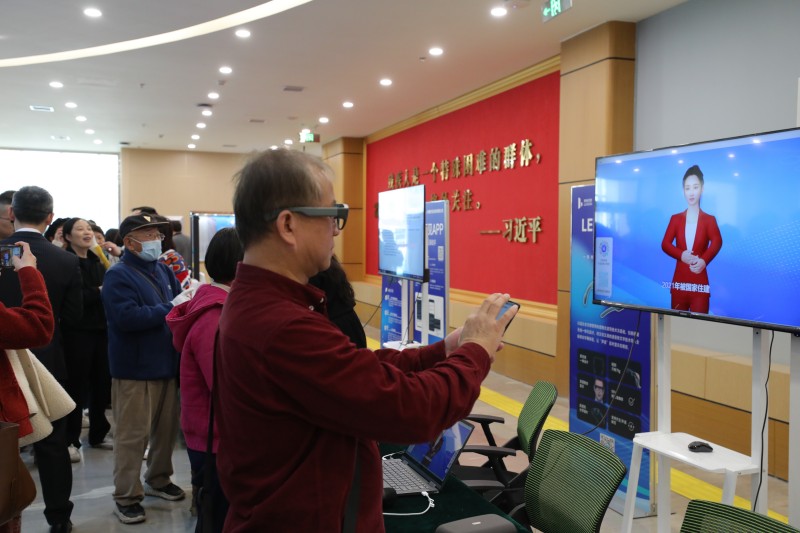 科技展上，现场观众体验同声传译字幕眼镜和AI数字手语人.jpg