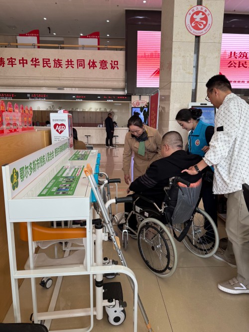 李先生在东胜区政务服务大厅租借轮椅.jpg