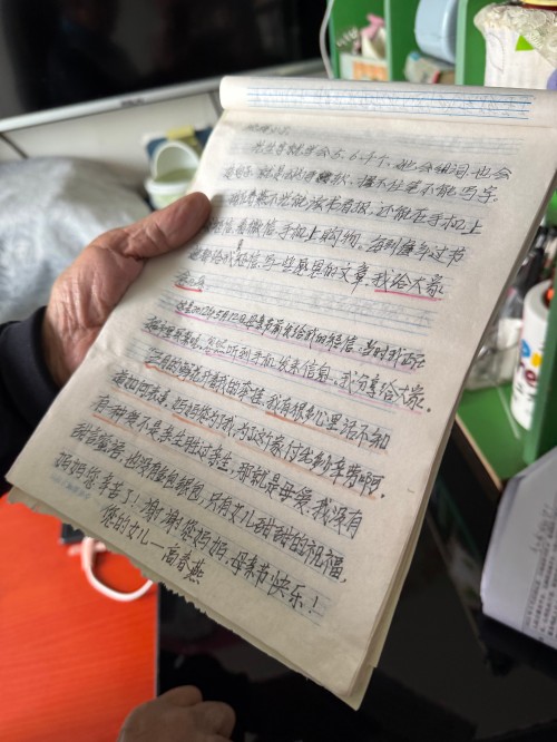 郭永华向记者展示她的“宝贝”，上面抄录着春燕写给她的祝福和爱。.jpg