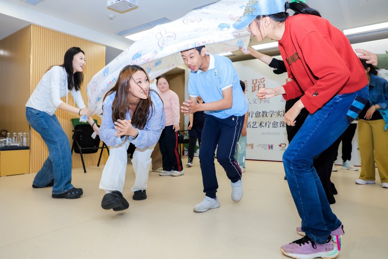 孩子们在舞蹈老师的指导下，愉快地融入。.jpg