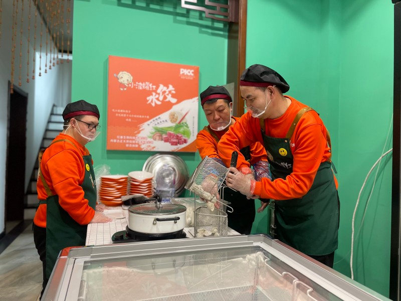 孩子们在煮饺子.jpg